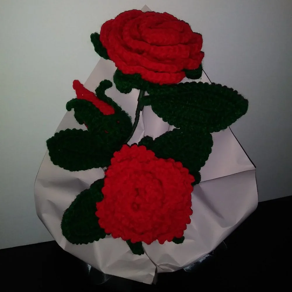 Bouquet of 3 handmade crochet roses in red.